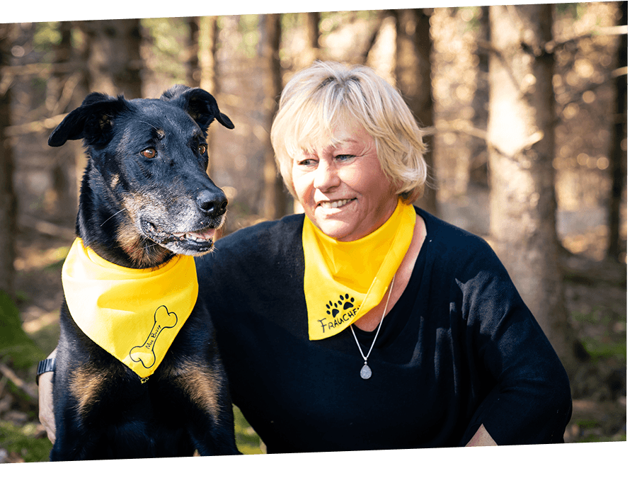 Nina Sauer und Mrs Buddy mit Frauchen Schal in gelb